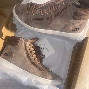 COPY - LIKE NEW Uggs sneakers WORN ONCE